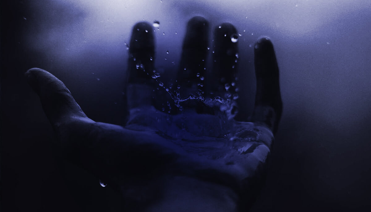 Mão segurando o título da página: Marketing Ágil